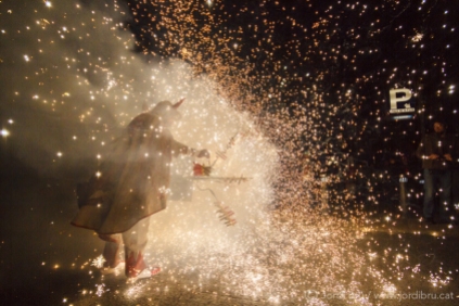 Llucifer del Ball de Diables de Vilafranca encenent el septrot