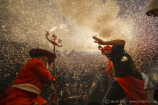 Espectacular encesa del Llucifer i Diablessa de Torredembarra, cremant i fent ballar a la gent