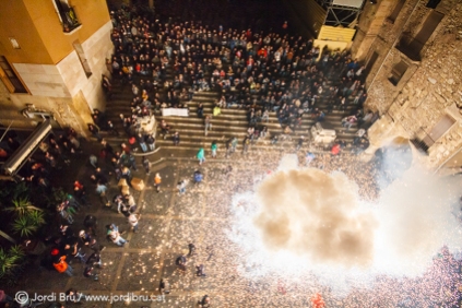 El Ball Diables de Tarragona arribant a la plaça de les Cols